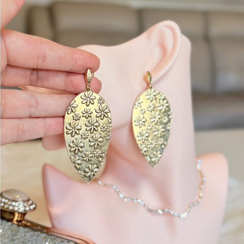 ⚜️ Elegant Floral Gold Bold Earrings - Picture 4 of 10